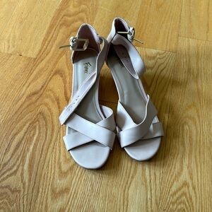 Fioni cross heals with ankle strap